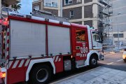 Camión de bomberos en calle Costa del Sol de Almería.