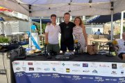 El periodista Guillermo Mirón; el gerente del restaurante y hostal Náutico de Garrucha y la edil del Gobierno municipal garruchero, Isabel María Morales, ayer en el ‘stand’ de la SER. c. torres