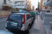 Un vehículo de la Guardia Civil durante una operación en la calle Jaúl de Almería.