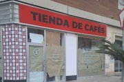 Fachada de la nueva tienda especializada en cafés aún en obras.