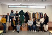 Alumnas del taller con dos de las creaciones que se llevarán en el Día del Villazgo.