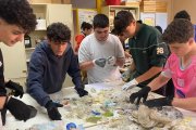 Estudiantes del IES Alborán-Manuel Cáliz, trabajando en el proyecto.