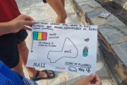 El regalo que niños de Castro prepararon para darle la bienvenida al pueblo a Bouye y Lassana