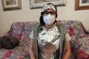 Carmen Jiménez protegida con papel de aluminio en su propia casa de Almería.