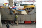 Un agente de la Guardia Civil y su unidad canina, inspeccionan un camión de trasnporte para atracciones de feria.