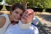 Marta Rodríguez y Raúl Miralles en el patio de la clínica de Asepeyo donde él continúa ingresado.