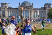 Eloy celebrando su participación en Berlín delante del edificio del Reichstag.