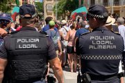 Imagen de archivo de dos agentes de la Policía Local de Almería.