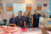 Francisco Hernández rodeado de parte de sus compañeras del supermercado Día de calle de los Picos.
