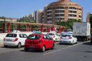 Vehículos de diferentes autoescuelas almerienses en la Avenida Federico García Lorca de la capital.