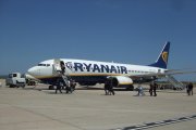 Un avión de Ryanair en la superficie de aterrizaje de Almería.