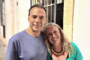La Niña del Cabo junto al autor de la entrevista, Antonio Hermosa en una calle de Almería.