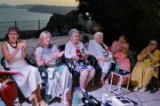 Carmen Sanz, Sira Laguna, María Nieto, María García, Cándida Rodríguez y Charo García, las cuatro autoras del libro junto a las dos protagonistas que siguen vivas, en el acto celebrado en el faro de Mesa Roldán.