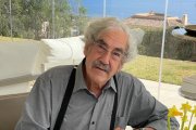 El ilustrador Emilio Sánchez dedicando un libro con dibujos de su autoría.