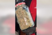Fotograma del video donde muestran un frasco con cogollos de marihuana.