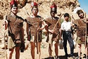 Grupo de guerreros que tomaron parte en la película Cleopatra en el invierno de 1963. El niño del agua era fundamental en las escenas rodadas en el desierto.
