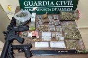 Droga y objetos incautados por la Guardia Civil.