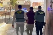 Agentes de la Guardia Civil con uno de los detenidos.