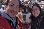 Esther e Iván junto a su inseparable husky Bagán.
