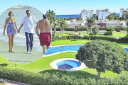 La urbanización El Mirador de Vera, frente al playazo, y arriba, imagen de Zapatero y su mujer por esa playa en el año 2002.