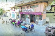 La tradicional terraza de La Bodeguilla en la calle Trajano.