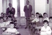 Una clase en la escuela de Sorbas, en la década de los 50, atendida por los profesores Antonio Cruz Colomer y Nicolás López Rodríguez.