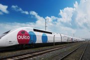 Un tren Ouigo de alta velocidad circulando por la vía de Murcia.