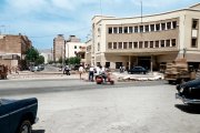 La rotonda de la estación de autobuses en 1966, cuando estaban construyendo la fuente que fue inaugurada ese mismo verano. El carro representaba el pasado, los coches, la llegada de una nueva época.