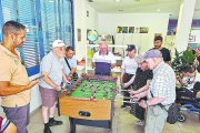 Residentes jugando al futbolín en el Centro de mayores de El Zapillo en Almería.