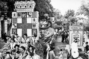 Batalla de flores de 1950. Abrieron el cortejo la carroza del pregonero con el escudo de Almería y la carroza de la Sociedad General de Carbones.
