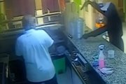 Las cámaras del local captaron los momentos del atraco. Imágenes cedidas por la Guardia Civil.