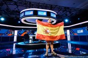 José Luis Criado, con la bandera de España tras hacerse con el premio en Barcelona.
