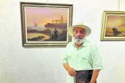Clemente Gerez, junto a algunas de sus composiciones costumbristas este verano.