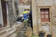 Trabajadores de Aqualia trabajan en la fuga de agua del Patio del Moro, en el barrio del Santo, en el Cerro de San Cristóbal.
