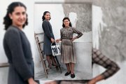 Dos muchachas del barrio de La Chanca dándole una mano de cal a su casa antes de que llegaran las lluvias de septiembre.