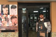 Una peluquería en la calle Pedro Jover de Almería donde rivalizan más de una docena de establecimientos.