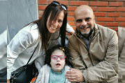 Rosario Ruiz y Juanfra López, con su hija Amaia