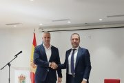 El alcalde de Viator, Manuel Jesús Flores, y el presidente e EM&M, Javier Escribano.