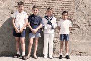 En los años 60 se pusieron de moda los zapatos Gorila, que lucían hasta en las primeras comuniones. En la foto, cuatro niños delante de la fachada de la iglesia de San Sebastián.