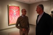 Antoine Cas, junto al alcalde de Sevilla, y el cartel de la Semana Santa que hizo para la capital hispalense este 2026.