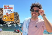 Enrique Rey, autor de 'Melón con jamón', en una playa almeriense.