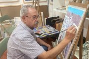 El pintor José Mario Sarabia pintando una de sus obras en su estudio.