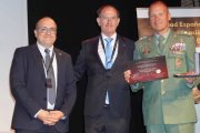 Entrega de la Medalla al Mérito Internacional al coronel Sánchez Arriba, jefe del tercio Don Juan de Austria 3º de La Legión.