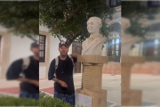 Miguel Poveda junto al busto de Federico García Lorca, en Almería.