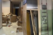 Dos escenas de los daños causados en el interior del CEIP Santa Isabel, donde habrían robado material y provocado desperfectos durante la pasada madrugada.