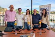 La alcaldesa, María del Mar Alfonso y ediles del Gobierno municipal junto con el periodista Guillermo Mirón durante el programa.