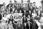 Alumnos y alumnas de la Escuela Normal de Almería en 1936, cuando se preparaban para empezar a ejercer como maestros.