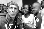 Rodrigo Valero, junto a algunos de los niños que conoció en su viaje a Canchungo.