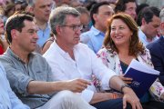 El presidente del PP, Alberto Núñez Feijóo (c), junto al presidente de la Junta de Andalucía, Juanma Moreno (i), y a la candidata número dos del PP al Parlamento europeo, Carmen Crespo, durante un acto de campaña de su partido, en la plaza de San Gonzalo de Sevilla, a 05 de junio de 2024, en Sevilla, Andalucía (España). Feijóo se ha desplazado a Sevilla para participar en el acto de campaña del Partido Popular de cara a las elecciones al Parlamento Europeo del próximo 9 de junio acompañado del presidente de la Junta de Andalucía, Juanma Moreno.
Francisco J. Olmo / Europa Press
05/6/2024