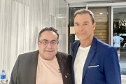 Vahid Razavi activista por los derecho humanos, director del documental Forever Peace Now junto al periodista y coordinador de Amnistía Internacional en Almería, Antonio Hermosa.
